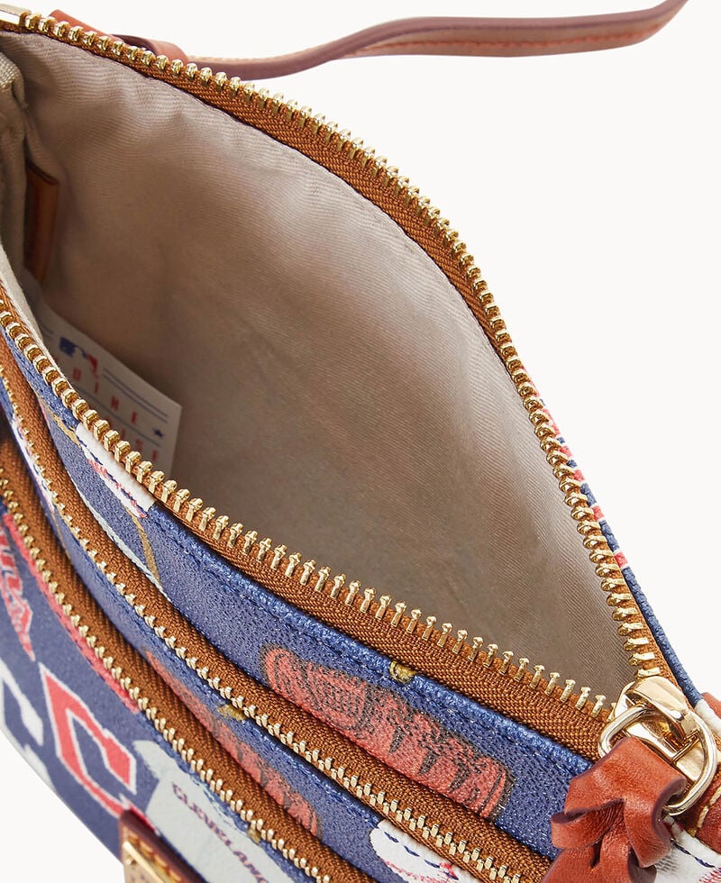 Dooney Cleveland Guardians Guardians N S Triple Zip Crossbody Guardians ID-Yol0uUjZ